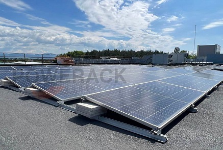 How is the load-bearing capacity of the roof considered in the design of ballast system supports?